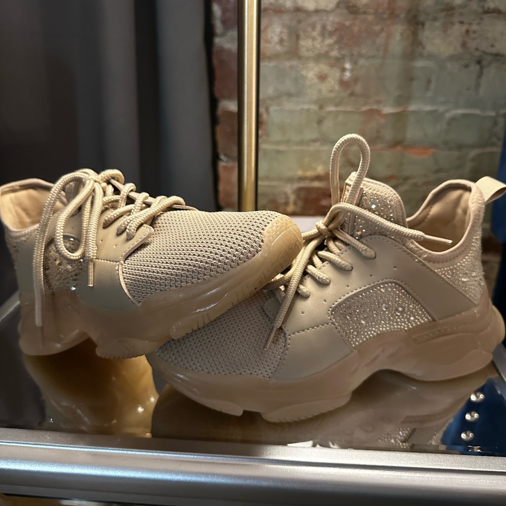 Women’s tennis shoes